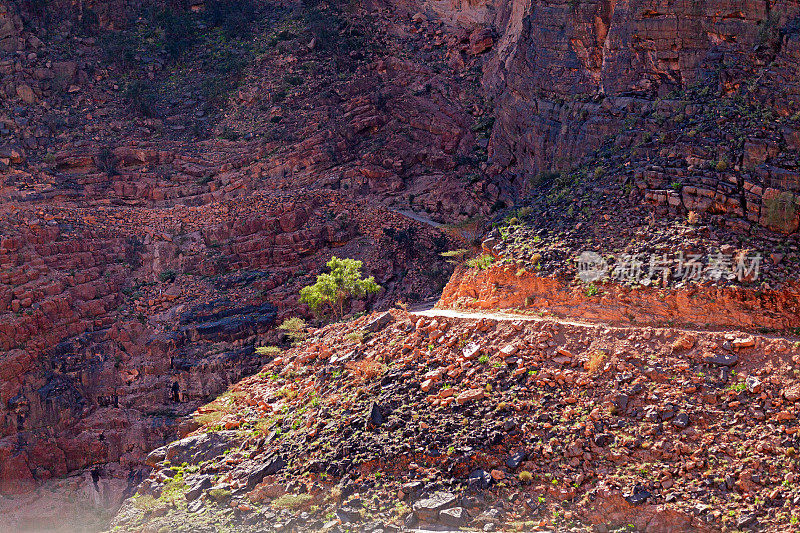 在阿曼，穿过Al Hajar山脉的崎岖道路